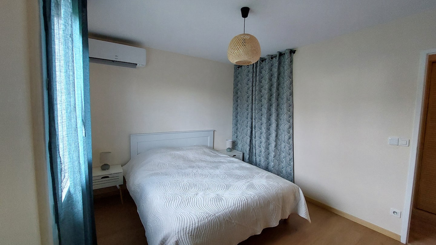 Chambre principale du gîte à Montret avec lit 160x200 et climatisation