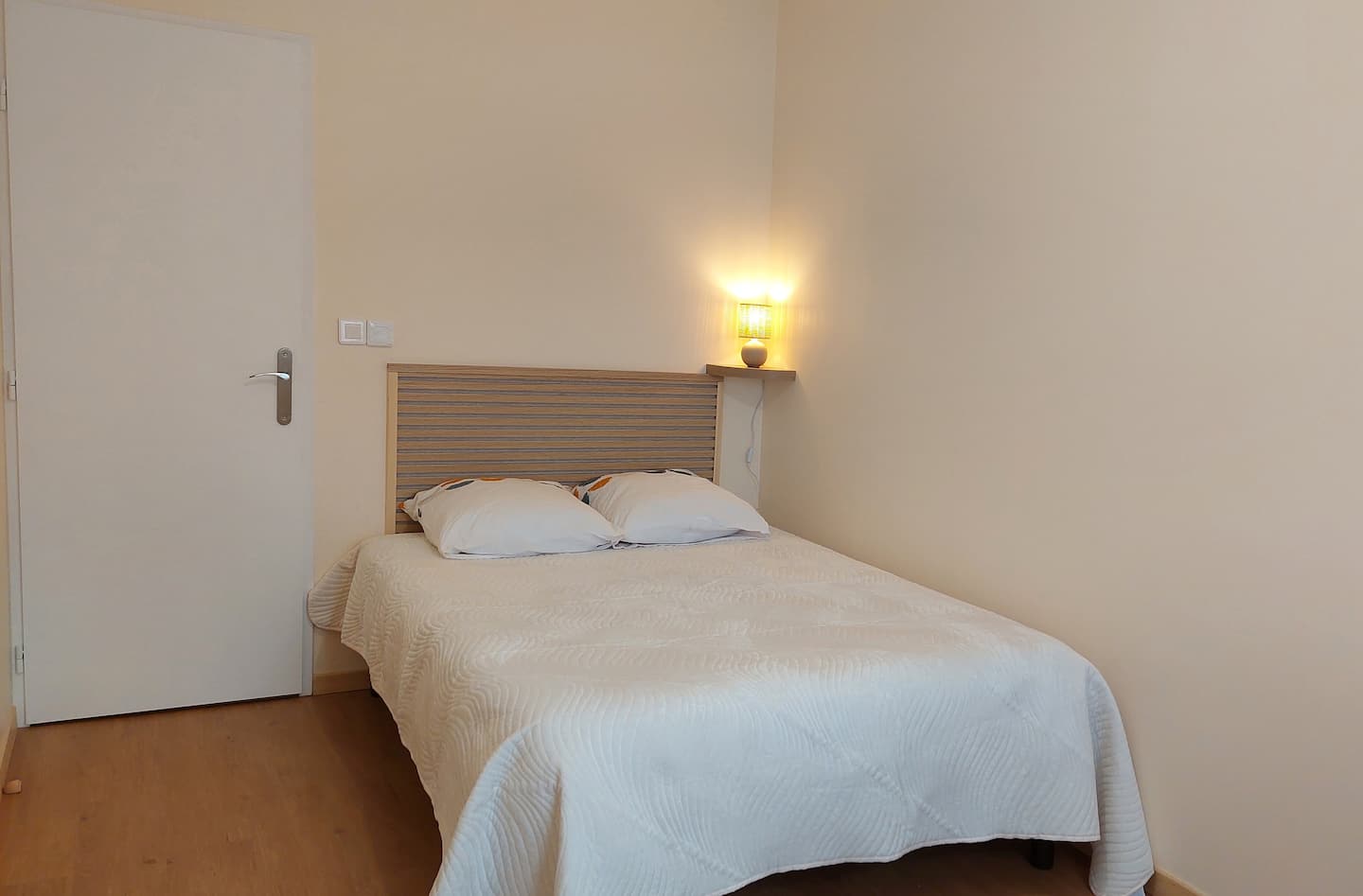 Seconde chambre du gîte à Montret avec lit 140x190