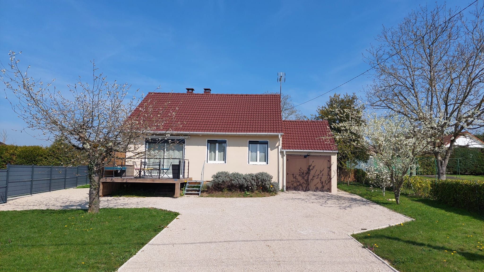 Cour fermée et extérieur du Gîte des Pommiers à Montret