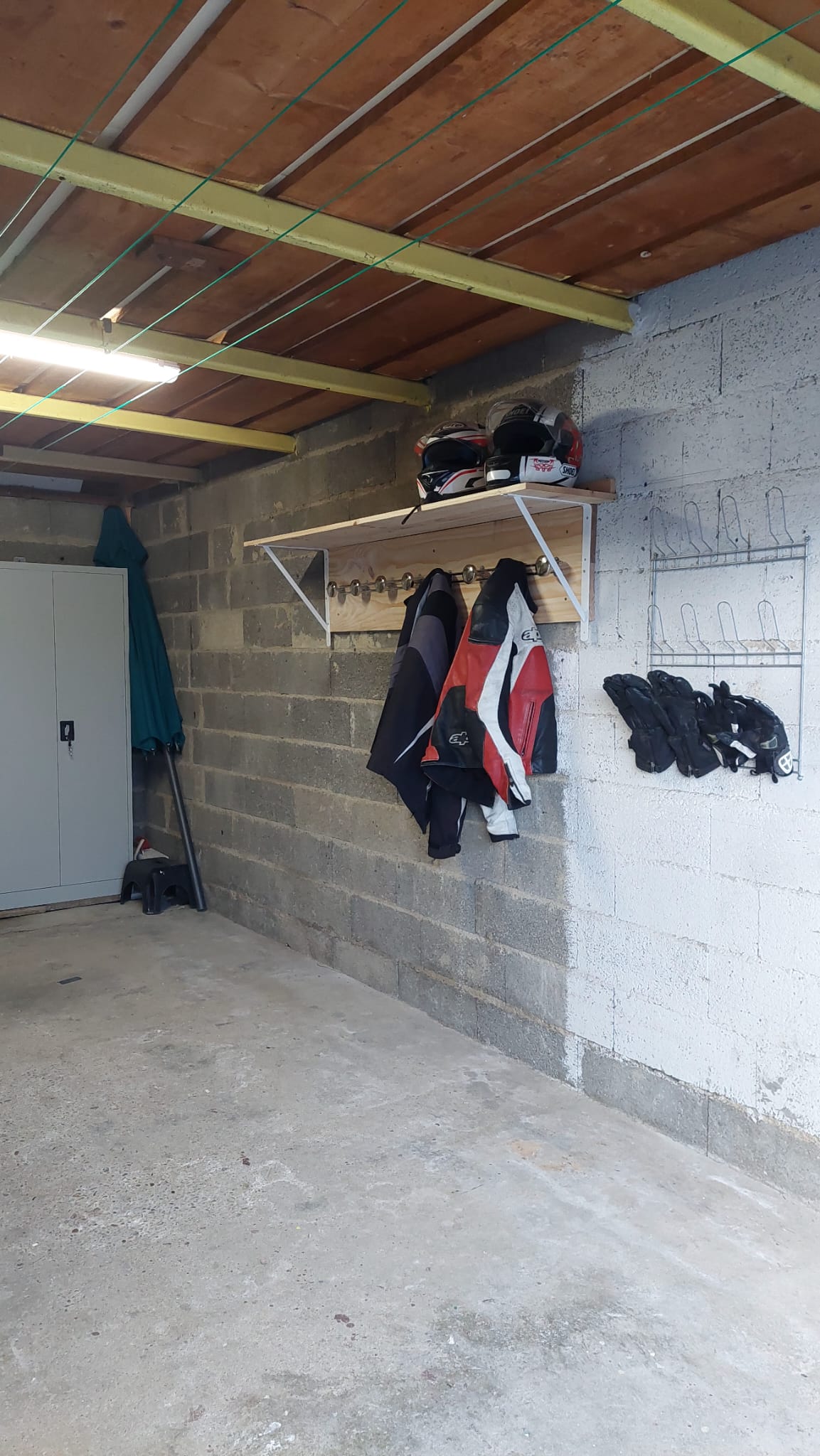 Garage équipé pour 4 motos au gîte de Montret avec rangements casques et combinaisons