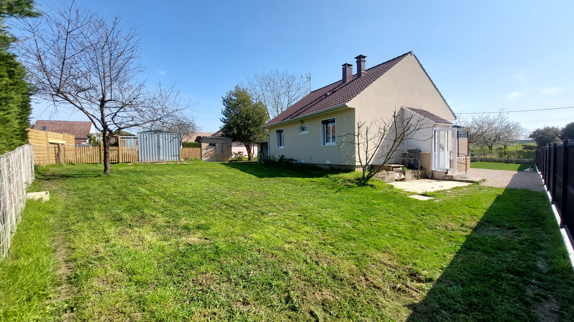 Gite des pommiers montret 71440 jardin